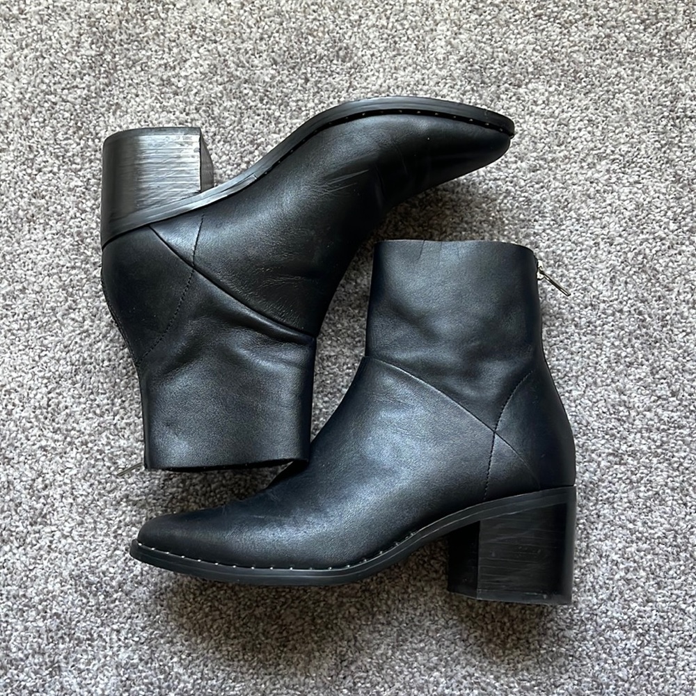 Black heeled boots